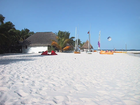 Der weiße Sandstrand der Malediven Fotos